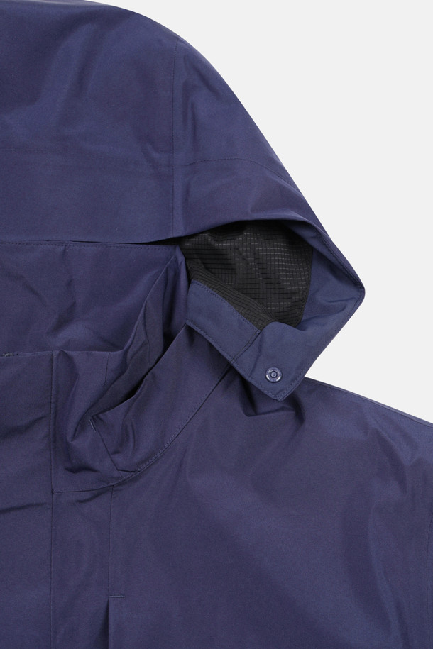 남성 고어텍스 2L 방수 재킷은 가을, 겨울철 하이킹, 여행, 캠핑 등 다양한 활동에 적합한 방수 재킷입니다. 네이비 컬러의 무지 디자인으로 스포티하고 미니멀한 스타일을 연출하며, 레귤러 핏으로 편안하게 착용 가능합니다. 고어텍스 소재를 사용하여 방수 및 투습 기능이 뛰어나 쾌적함을 유지하며, 후드 탈부착, 사이즈 조절 스트링, 밑단 스트링, 가슴 및 사이드 포켓 등 다양한 기능과 디테일로 실용성을 더했습니다. 얇은 두께감으로 활동성을 높였으며, 긴 소매 기장과 지퍼형 여밈 방식으로 간편하게 착용할 수 있습니다.
