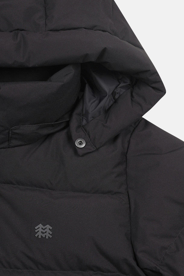 **여성 퀼팅 다운**

겨울 하이킹과 캐주얼 스타일을 위한 여성 퀼팅 다운입니다. 방풍, 보온, 경량 기능을 갖춘 이 아우터는 재활용 다운 충전재와 폴리에스터, 나일론 혼방의 친환경 소재로 제작되었습니다. 미디엄 기장의 레귤러핏으로, 후드 탈부착 및 조절이 가능하며 웰딩 기법으로 마감되었습니다. 긴 소매 퀼팅 디자인이 돋보이는 고프코어 및 미니멀 스타일의 겨울 필수템입니다. 등산룩, 여행룩, 캠핑룩 등 다양한 TPO에 활용 가능합니다.
