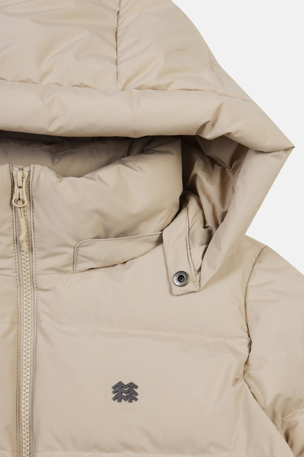 여성 퀼팅 다운은 겨울철 하이킹, 캠핑, 여행 등 다양한 야외 활동에 적합한 방풍, 보온 기능의 여성용 아우터입니다. 캐주얼, 고프코어, 미니멀 스타일을 추구하는 여성들을 위해 디자인되었으며, 무지 패턴에 레귤러핏으로 편안한 착용감을 제공합니다. 두꺼운 두께감과 긴 소매 기장으로 추운 날씨에도 따뜻함을 유지하며, 후드 탈부착이 가능하여 상황에 맞게 스타일을 연출할 수 있습니다. 폴리에스터, 나일론, 다운 소재를 사용하여 가볍고 활동성이 뛰어나며, 친환경 소재를 사용하여 환경까지 생각했습니다. 
