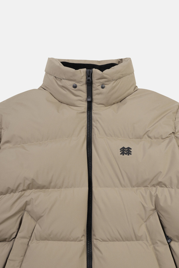 남성 퀼팅 다운 재킷은 겨울철 하이킹과 같은 아웃도어 활동에 적합한 보온성을 제공합니다. 방풍 기능과 경량 설계를 갖춰 활동성을 높였으며, 탈부착 가능한 후드가 있어 다양한 스타일 연출이 가능합니다. 레귤러 핏으로 제작되어 편안한 착용감을 선사하며, 폴리에스터, 나일론, 다운 소재를 사용하여 보온성을 극대화했습니다. 뛰어난 보온성과 더불어, 캐주얼, 고프코어, 미니멀 스타일을 모두 소화 가능하여 등산룩, 캠핑룩, 여행룩 등 다양한 TPO에 활용할 수 있습니다. 퀼팅 처리된 디자인은 세련된 느낌을 더하며, 리사이클 소재를 사용하여 친환경적인 가치를 더했습니다.
