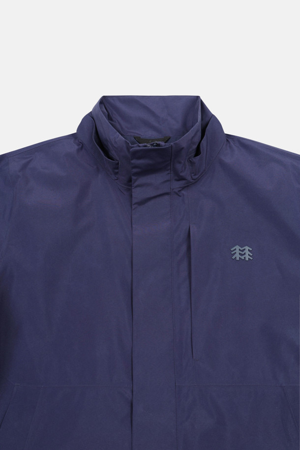 남성 고어텍스 2L 방수 재킷은 가을, 겨울철 하이킹, 여행, 캠핑 등 다양한 활동에 적합한 방수 재킷입니다. 네이비 컬러의 무지 디자인으로 스포티하고 미니멀한 스타일을 연출하며, 레귤러 핏으로 편안하게 착용 가능합니다. 고어텍스 소재를 사용하여 방수 및 투습 기능이 뛰어나 쾌적함을 유지하며, 후드 탈부착, 사이즈 조절 스트링, 밑단 스트링, 가슴 및 사이드 포켓 등 다양한 기능과 디테일로 실용성을 더했습니다. 얇은 두께감으로 활동성을 높였으며, 긴 소매 기장과 지퍼형 여밈 방식으로 간편하게 착용할 수 있습니다.
