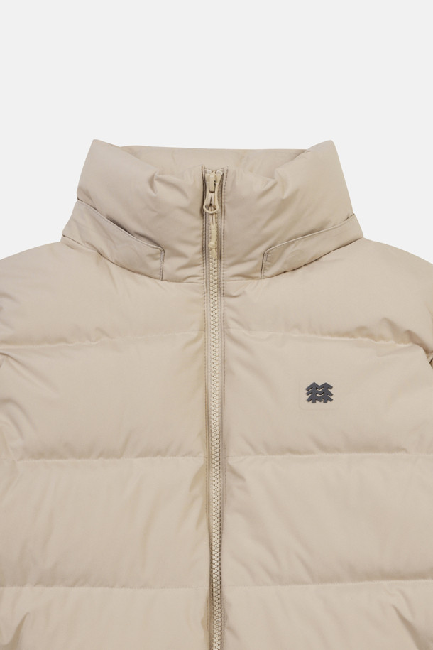 여성 퀼팅 다운은 겨울철 하이킹, 캠핑, 여행 등 다양한 야외 활동에 적합한 방풍, 보온 기능의 여성용 아우터입니다. 캐주얼, 고프코어, 미니멀 스타일을 추구하는 여성들을 위해 디자인되었으며, 무지 패턴에 레귤러핏으로 편안한 착용감을 제공합니다. 두꺼운 두께감과 긴 소매 기장으로 추운 날씨에도 따뜻함을 유지하며, 후드 탈부착이 가능하여 상황에 맞게 스타일을 연출할 수 있습니다. 폴리에스터, 나일론, 다운 소재를 사용하여 가볍고 활동성이 뛰어나며, 친환경 소재를 사용하여 환경까지 생각했습니다. 
