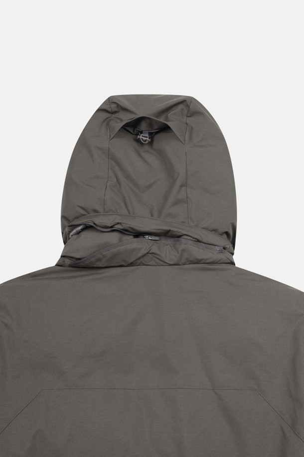 남성 헤비다운은 혹한의 추위에도 끄떡없는 보온성을 제공하는 남성용 아우터입니다. 방풍, 방수, 투습 기능과 부드러운 촉감의 기모 안감으로 쾌적한 착용감을 선사하며, 리사이클 다운 충전재로 환경까지 생각했습니다. 릴랙스핏 디자인과 후드 탈부착, 핏 조절 기능으로 등산룩, 캠핑룩 등 다양한 TPO에 활용 가능하며 스포티, 고프코어, 미니멀 스타일 연출에도 적합합니다. 폴리에스터, 나일론, 고어텍스 소재를 사용하여 내구성을 높였습니다.
