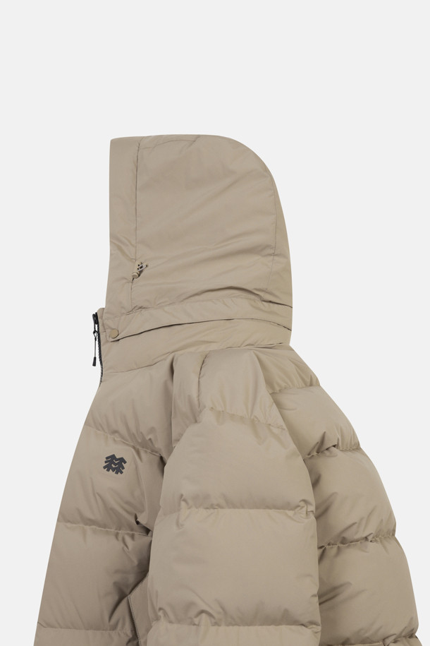 남성 퀼팅 다운 재킷은 겨울철 하이킹과 같은 아웃도어 활동에 적합한 보온성을 제공합니다. 방풍 기능과 경량 설계를 갖춰 활동성을 높였으며, 탈부착 가능한 후드가 있어 다양한 스타일 연출이 가능합니다. 레귤러 핏으로 제작되어 편안한 착용감을 선사하며, 폴리에스터, 나일론, 다운 소재를 사용하여 보온성을 극대화했습니다. 뛰어난 보온성과 더불어, 캐주얼, 고프코어, 미니멀 스타일을 모두 소화 가능하여 등산룩, 캠핑룩, 여행룩 등 다양한 TPO에 활용할 수 있습니다. 퀼팅 처리된 디자인은 세련된 느낌을 더하며, 리사이클 소재를 사용하여 친환경적인 가치를 더했습니다.
