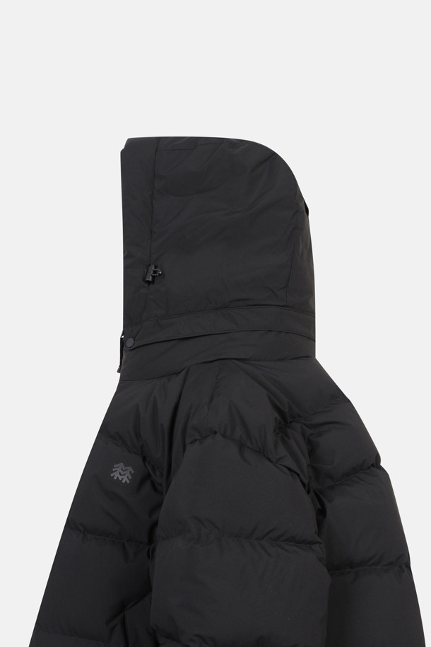 남성용 퀼팅 다운 재킷은 겨울철 하이킹, 캠핑, 출근룩 등 다양한 TPO에 활용 가능한 아우터입니다. 보온성이 뛰어난 다운 충전재와 방풍 기능을 갖춰 추운 날씨에도 따뜻하고 쾌적하게 활동할 수 있습니다. 퀼팅 디자인과 레귤러핏으로 캐주얼, 스포티, 미니멀 스타일 모두 소화 가능하며, 탈부착 가능한 후드와 친환경 소재를 사용하여 실용성을 더했습니다. 긴 소매 기장과 두꺼운 두께감으로 겨울철 추위를 효과적으로 막아주며, 가볍고 편안한 착용감을 제공합니다. 폴리에스터와 나일론 혼방 소재로 제작되어 내구성이 뛰어나며 관리가 용이합니다.
