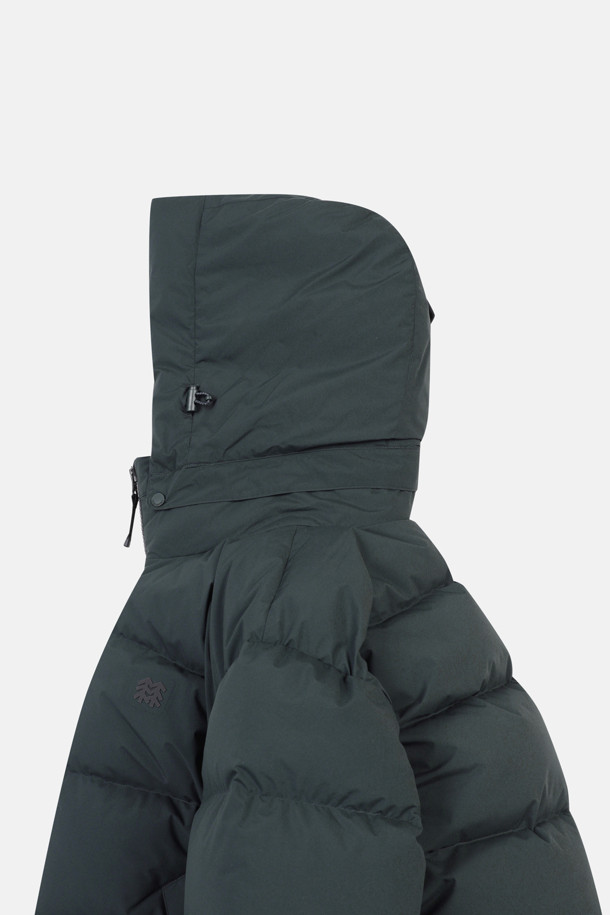 남성 퀼팅 다운 재킷은 겨울철 야외 활동을 위한 완벽한 선택입니다. 방풍 기능과 뛰어난 보온성으로 쾌적함을 유지하며, 가볍고 활동적인 경량 디자인을 자랑합니다. 등산, 캠핑, 여행 등 다양한 TPO에 활용 가능하며, 캐주얼, 고프코어, 미니멀 스타일을 모두 소화합니다. 탈부착 후드와 친환경 리사이클 소재를 사용하여 실용성과 지속 가능성을 더했습니다. 레귤러핏으로 편안한 착용감을 제공하며, 퀼팅 패턴이 돋보이는 디자인입니다.
