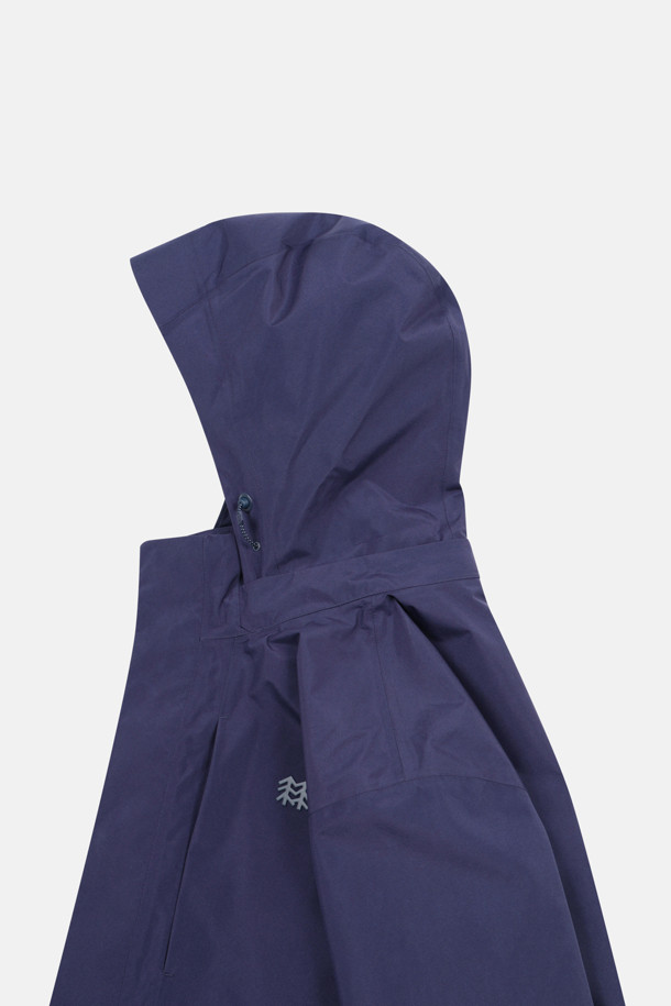 남성 고어텍스 2L 방수 재킷은 가을, 겨울철 하이킹, 여행, 캠핑 등 다양한 활동에 적합한 방수 재킷입니다. 네이비 컬러의 무지 디자인으로 스포티하고 미니멀한 스타일을 연출하며, 레귤러 핏으로 편안하게 착용 가능합니다. 고어텍스 소재를 사용하여 방수 및 투습 기능이 뛰어나 쾌적함을 유지하며, 후드 탈부착, 사이즈 조절 스트링, 밑단 스트링, 가슴 및 사이드 포켓 등 다양한 기능과 디테일로 실용성을 더했습니다. 얇은 두께감으로 활동성을 높였으며, 긴 소매 기장과 지퍼형 여밈 방식으로 간편하게 착용할 수 있습니다.
