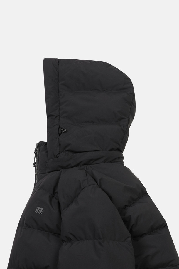 **여성 퀼팅 다운**

겨울 하이킹과 캐주얼 스타일을 위한 여성 퀼팅 다운입니다. 방풍, 보온, 경량 기능을 갖춘 이 아우터는 재활용 다운 충전재와 폴리에스터, 나일론 혼방의 친환경 소재로 제작되었습니다. 미디엄 기장의 레귤러핏으로, 후드 탈부착 및 조절이 가능하며 웰딩 기법으로 마감되었습니다. 긴 소매 퀼팅 디자인이 돋보이는 고프코어 및 미니멀 스타일의 겨울 필수템입니다. 등산룩, 여행룩, 캠핑룩 등 다양한 TPO에 활용 가능합니다.
