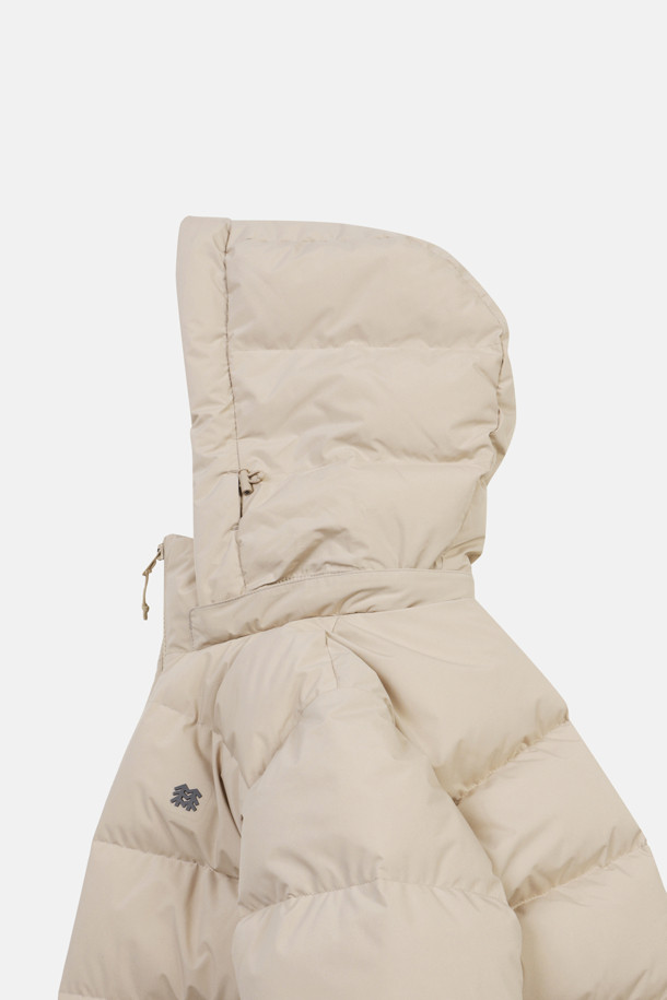 여성 퀼팅 다운은 겨울철 하이킹, 캠핑, 여행 등 다양한 야외 활동에 적합한 방풍, 보온 기능의 여성용 아우터입니다. 캐주얼, 고프코어, 미니멀 스타일을 추구하는 여성들을 위해 디자인되었으며, 무지 패턴에 레귤러핏으로 편안한 착용감을 제공합니다. 두꺼운 두께감과 긴 소매 기장으로 추운 날씨에도 따뜻함을 유지하며, 후드 탈부착이 가능하여 상황에 맞게 스타일을 연출할 수 있습니다. 폴리에스터, 나일론, 다운 소재를 사용하여 가볍고 활동성이 뛰어나며, 친환경 소재를 사용하여 환경까지 생각했습니다. 
