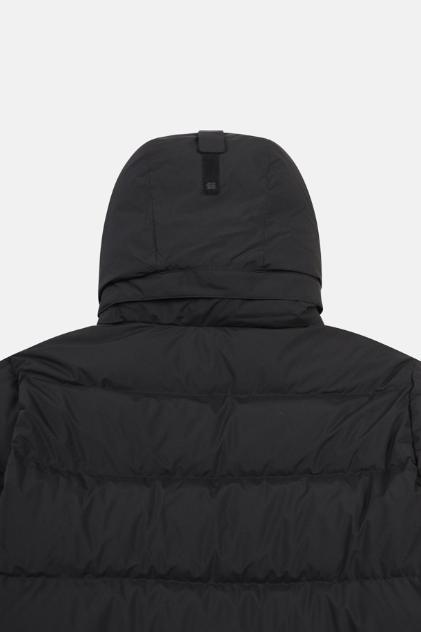 남성용 퀼팅 다운 재킷은 겨울철 하이킹, 캠핑, 출근룩 등 다양한 TPO에 활용 가능한 아우터입니다. 보온성이 뛰어난 다운 충전재와 방풍 기능을 갖춰 추운 날씨에도 따뜻하고 쾌적하게 활동할 수 있습니다. 퀼팅 디자인과 레귤러핏으로 캐주얼, 스포티, 미니멀 스타일 모두 소화 가능하며, 탈부착 가능한 후드와 친환경 소재를 사용하여 실용성을 더했습니다. 긴 소매 기장과 두꺼운 두께감으로 겨울철 추위를 효과적으로 막아주며, 가볍고 편안한 착용감을 제공합니다. 폴리에스터와 나일론 혼방 소재로 제작되어 내구성이 뛰어나며 관리가 용이합니다.
