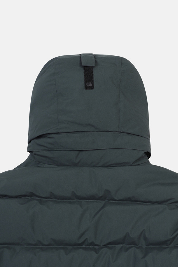 남성 퀼팅 다운 재킷은 겨울철 야외 활동을 위한 완벽한 선택입니다. 방풍 기능과 뛰어난 보온성으로 쾌적함을 유지하며, 가볍고 활동적인 경량 디자인을 자랑합니다. 등산, 캠핑, 여행 등 다양한 TPO에 활용 가능하며, 캐주얼, 고프코어, 미니멀 스타일을 모두 소화합니다. 탈부착 후드와 친환경 리사이클 소재를 사용하여 실용성과 지속 가능성을 더했습니다. 레귤러핏으로 편안한 착용감을 제공하며, 퀼팅 패턴이 돋보이는 디자인입니다.
