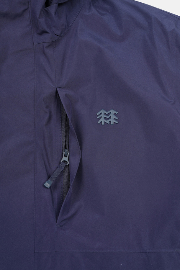 남성 고어텍스 2L 방수 재킷은 가을, 겨울철 하이킹, 여행, 캠핑 등 다양한 활동에 적합한 방수 재킷입니다. 네이비 컬러의 무지 디자인으로 스포티하고 미니멀한 스타일을 연출하며, 레귤러 핏으로 편안하게 착용 가능합니다. 고어텍스 소재를 사용하여 방수 및 투습 기능이 뛰어나 쾌적함을 유지하며, 후드 탈부착, 사이즈 조절 스트링, 밑단 스트링, 가슴 및 사이드 포켓 등 다양한 기능과 디테일로 실용성을 더했습니다. 얇은 두께감으로 활동성을 높였으며, 긴 소매 기장과 지퍼형 여밈 방식으로 간편하게 착용할 수 있습니다.
