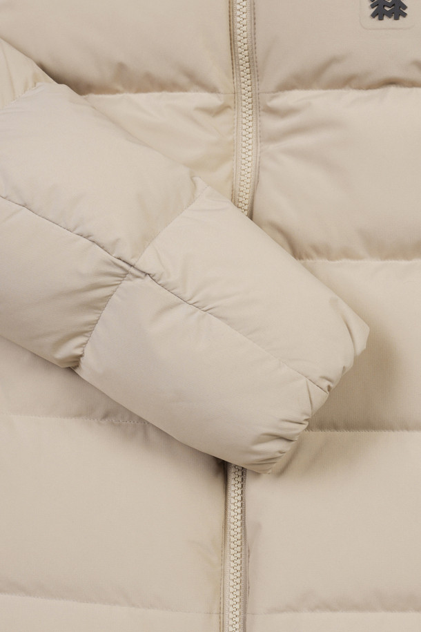 여성 퀼팅 다운은 겨울철 하이킹, 캠핑, 여행 등 다양한 야외 활동에 적합한 방풍, 보온 기능의 여성용 아우터입니다. 캐주얼, 고프코어, 미니멀 스타일을 추구하는 여성들을 위해 디자인되었으며, 무지 패턴에 레귤러핏으로 편안한 착용감을 제공합니다. 두꺼운 두께감과 긴 소매 기장으로 추운 날씨에도 따뜻함을 유지하며, 후드 탈부착이 가능하여 상황에 맞게 스타일을 연출할 수 있습니다. 폴리에스터, 나일론, 다운 소재를 사용하여 가볍고 활동성이 뛰어나며, 친환경 소재를 사용하여 환경까지 생각했습니다. 
