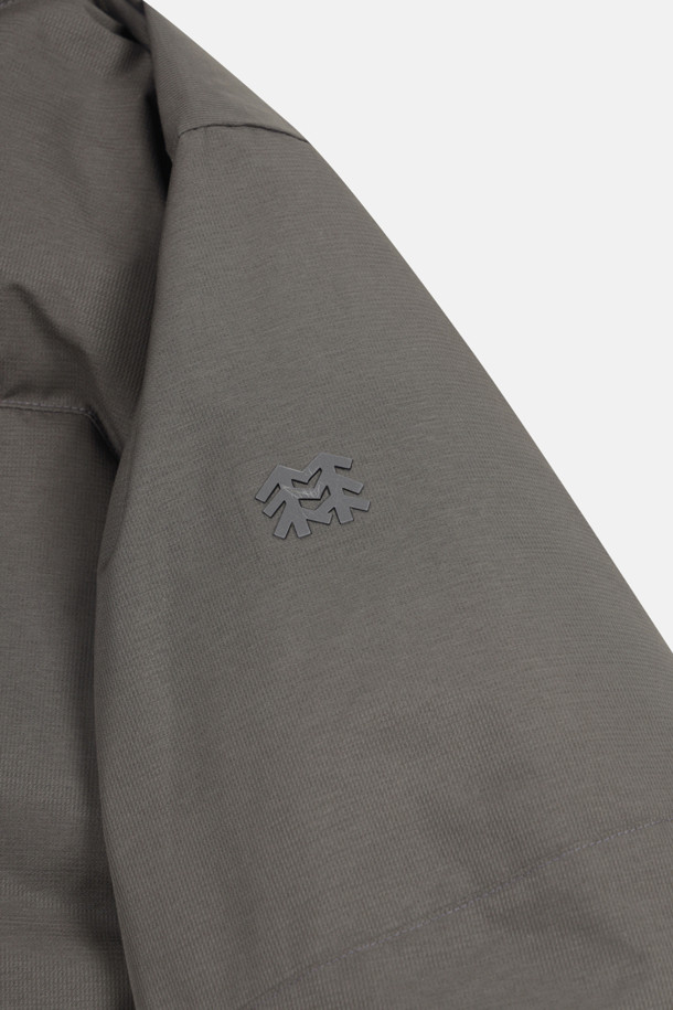 남성 헤비다운은 혹한의 추위에도 끄떡없는 보온성을 제공하는 남성용 아우터입니다. 방풍, 방수, 투습 기능과 부드러운 촉감의 기모 안감으로 쾌적한 착용감을 선사하며, 리사이클 다운 충전재로 환경까지 생각했습니다. 릴랙스핏 디자인과 후드 탈부착, 핏 조절 기능으로 등산룩, 캠핑룩 등 다양한 TPO에 활용 가능하며 스포티, 고프코어, 미니멀 스타일 연출에도 적합합니다. 폴리에스터, 나일론, 고어텍스 소재를 사용하여 내구성을 높였습니다.
