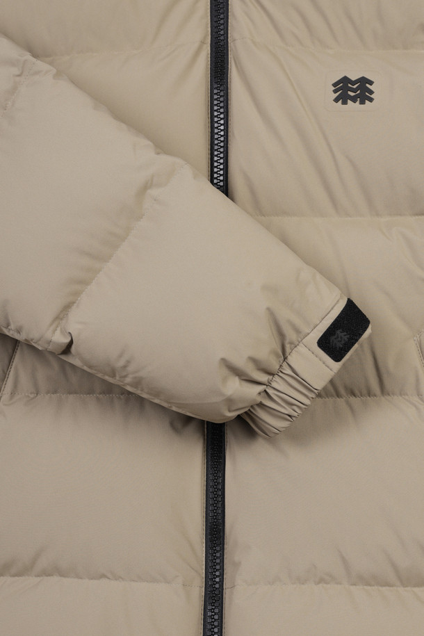 남성 퀼팅 다운 재킷은 겨울철 하이킹과 같은 아웃도어 활동에 적합한 보온성을 제공합니다. 방풍 기능과 경량 설계를 갖춰 활동성을 높였으며, 탈부착 가능한 후드가 있어 다양한 스타일 연출이 가능합니다. 레귤러 핏으로 제작되어 편안한 착용감을 선사하며, 폴리에스터, 나일론, 다운 소재를 사용하여 보온성을 극대화했습니다. 뛰어난 보온성과 더불어, 캐주얼, 고프코어, 미니멀 스타일을 모두 소화 가능하여 등산룩, 캠핑룩, 여행룩 등 다양한 TPO에 활용할 수 있습니다. 퀼팅 처리된 디자인은 세련된 느낌을 더하며, 리사이클 소재를 사용하여 친환경적인 가치를 더했습니다.
