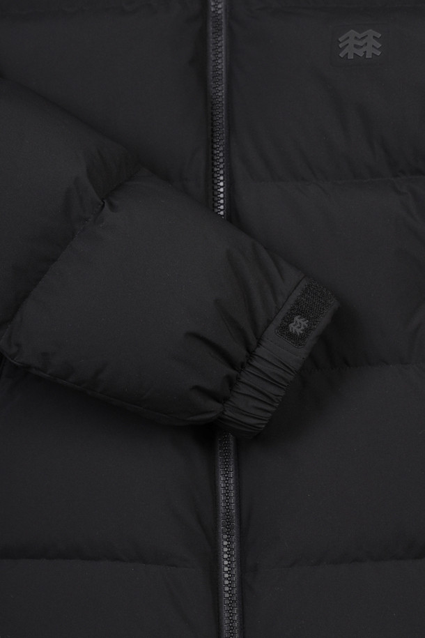 남성용 퀼팅 다운 재킷은 겨울철 하이킹, 캠핑, 출근룩 등 다양한 TPO에 활용 가능한 아우터입니다. 보온성이 뛰어난 다운 충전재와 방풍 기능을 갖춰 추운 날씨에도 따뜻하고 쾌적하게 활동할 수 있습니다. 퀼팅 디자인과 레귤러핏으로 캐주얼, 스포티, 미니멀 스타일 모두 소화 가능하며, 탈부착 가능한 후드와 친환경 소재를 사용하여 실용성을 더했습니다. 긴 소매 기장과 두꺼운 두께감으로 겨울철 추위를 효과적으로 막아주며, 가볍고 편안한 착용감을 제공합니다. 폴리에스터와 나일론 혼방 소재로 제작되어 내구성이 뛰어나며 관리가 용이합니다.
