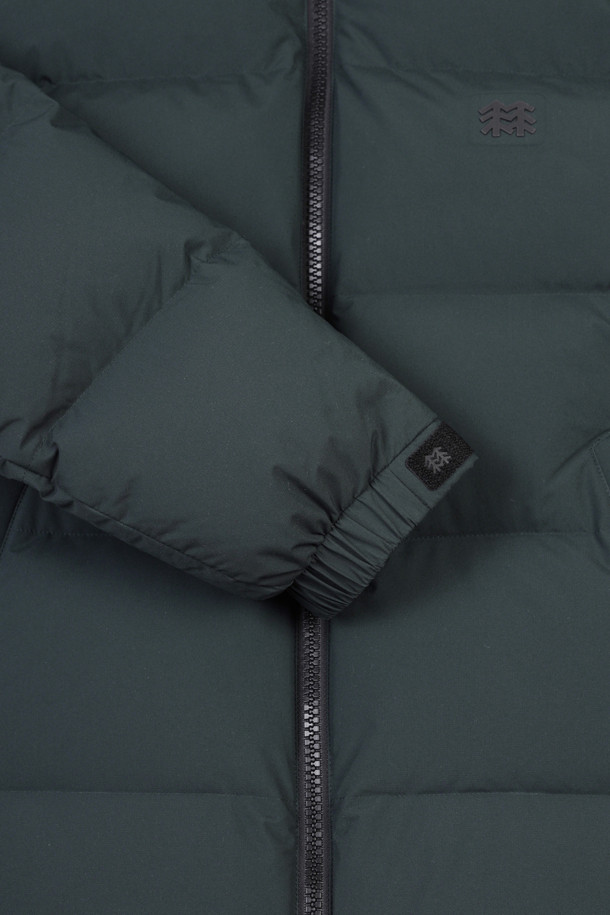 남성 퀼팅 다운 재킷은 겨울철 야외 활동을 위한 완벽한 선택입니다. 방풍 기능과 뛰어난 보온성으로 쾌적함을 유지하며, 가볍고 활동적인 경량 디자인을 자랑합니다. 등산, 캠핑, 여행 등 다양한 TPO에 활용 가능하며, 캐주얼, 고프코어, 미니멀 스타일을 모두 소화합니다. 탈부착 후드와 친환경 리사이클 소재를 사용하여 실용성과 지속 가능성을 더했습니다. 레귤러핏으로 편안한 착용감을 제공하며, 퀼팅 패턴이 돋보이는 디자인입니다.
