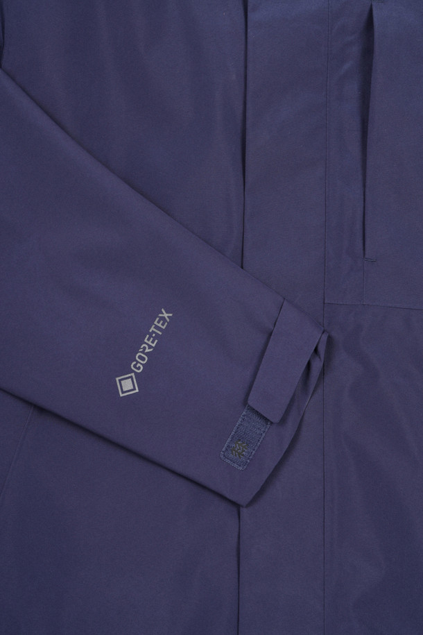 남성 고어텍스 2L 방수 재킷은 가을, 겨울철 하이킹, 여행, 캠핑 등 다양한 활동에 적합한 방수 재킷입니다. 네이비 컬러의 무지 디자인으로 스포티하고 미니멀한 스타일을 연출하며, 레귤러 핏으로 편안하게 착용 가능합니다. 고어텍스 소재를 사용하여 방수 및 투습 기능이 뛰어나 쾌적함을 유지하며, 후드 탈부착, 사이즈 조절 스트링, 밑단 스트링, 가슴 및 사이드 포켓 등 다양한 기능과 디테일로 실용성을 더했습니다. 얇은 두께감으로 활동성을 높였으며, 긴 소매 기장과 지퍼형 여밈 방식으로 간편하게 착용할 수 있습니다.
