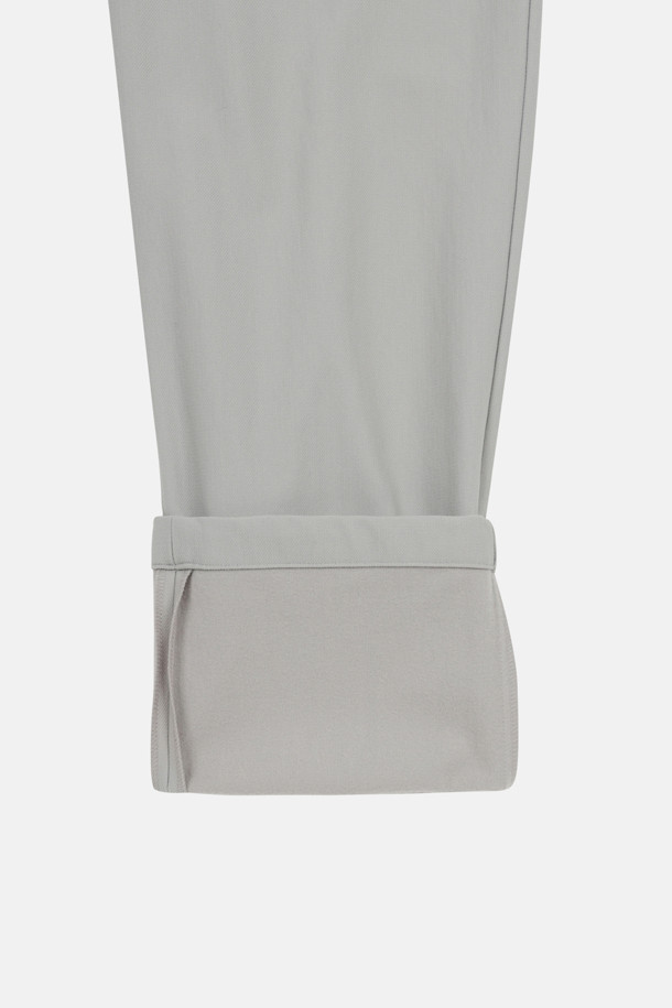 가을 하이킹에 완벽한 남성용 슬림핏 등산 팬츠입니다. 그레이 컬러의 무지 디자인으로 베이직하고 미니멀한 스타일을 연출합니다. 나일론 소재로 제작되어 발수 기능과 뛰어난 신축성을 자랑하며, 활동성을 높여줍니다. 4개의 지퍼 포켓과 탈부착 가능한 벨트, 전면 노턱 구조로 실용성을 더했습니다. 캐주얼, 고프코어 스타일을 즐기는 분들께 추천합니다.
