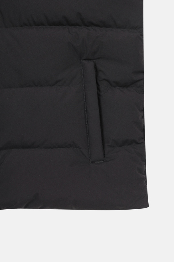 **여성 퀼팅 다운**

겨울 하이킹과 캐주얼 스타일을 위한 여성 퀼팅 다운입니다. 방풍, 보온, 경량 기능을 갖춘 이 아우터는 재활용 다운 충전재와 폴리에스터, 나일론 혼방의 친환경 소재로 제작되었습니다. 미디엄 기장의 레귤러핏으로, 후드 탈부착 및 조절이 가능하며 웰딩 기법으로 마감되었습니다. 긴 소매 퀼팅 디자인이 돋보이는 고프코어 및 미니멀 스타일의 겨울 필수템입니다. 등산룩, 여행룩, 캠핑룩 등 다양한 TPO에 활용 가능합니다.
