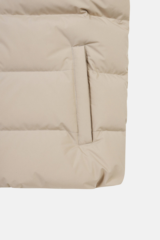 여성 퀼팅 다운은 겨울철 하이킹, 캠핑, 여행 등 다양한 야외 활동에 적합한 방풍, 보온 기능의 여성용 아우터입니다. 캐주얼, 고프코어, 미니멀 스타일을 추구하는 여성들을 위해 디자인되었으며, 무지 패턴에 레귤러핏으로 편안한 착용감을 제공합니다. 두꺼운 두께감과 긴 소매 기장으로 추운 날씨에도 따뜻함을 유지하며, 후드 탈부착이 가능하여 상황에 맞게 스타일을 연출할 수 있습니다. 폴리에스터, 나일론, 다운 소재를 사용하여 가볍고 활동성이 뛰어나며, 친환경 소재를 사용하여 환경까지 생각했습니다. 
