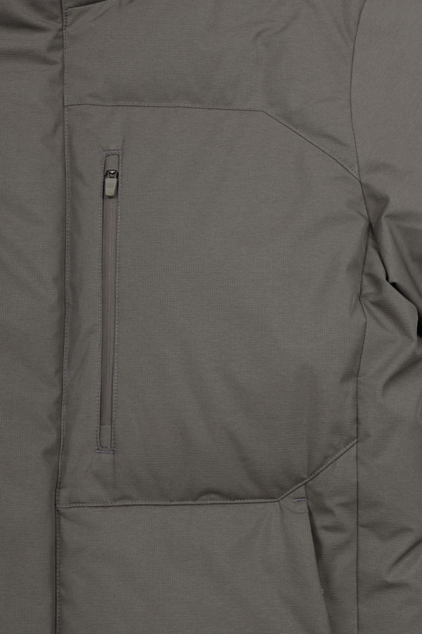 남성 헤비다운은 혹한의 추위에도 끄떡없는 보온성을 제공하는 남성용 아우터입니다. 방풍, 방수, 투습 기능과 부드러운 촉감의 기모 안감으로 쾌적한 착용감을 선사하며, 리사이클 다운 충전재로 환경까지 생각했습니다. 릴랙스핏 디자인과 후드 탈부착, 핏 조절 기능으로 등산룩, 캠핑룩 등 다양한 TPO에 활용 가능하며 스포티, 고프코어, 미니멀 스타일 연출에도 적합합니다. 폴리에스터, 나일론, 고어텍스 소재를 사용하여 내구성을 높였습니다.
