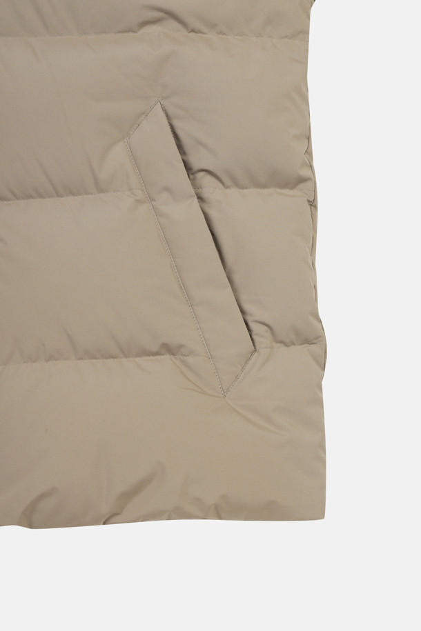 남성 퀼팅 다운 재킷은 겨울철 하이킹과 같은 아웃도어 활동에 적합한 보온성을 제공합니다. 방풍 기능과 경량 설계를 갖춰 활동성을 높였으며, 탈부착 가능한 후드가 있어 다양한 스타일 연출이 가능합니다. 레귤러 핏으로 제작되어 편안한 착용감을 선사하며, 폴리에스터, 나일론, 다운 소재를 사용하여 보온성을 극대화했습니다. 뛰어난 보온성과 더불어, 캐주얼, 고프코어, 미니멀 스타일을 모두 소화 가능하여 등산룩, 캠핑룩, 여행룩 등 다양한 TPO에 활용할 수 있습니다. 퀼팅 처리된 디자인은 세련된 느낌을 더하며, 리사이클 소재를 사용하여 친환경적인 가치를 더했습니다.
