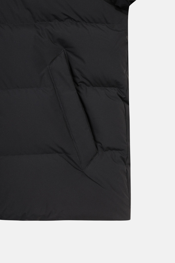 남성용 퀼팅 다운 재킷은 겨울철 하이킹, 캠핑, 출근룩 등 다양한 TPO에 활용 가능한 아우터입니다. 보온성이 뛰어난 다운 충전재와 방풍 기능을 갖춰 추운 날씨에도 따뜻하고 쾌적하게 활동할 수 있습니다. 퀼팅 디자인과 레귤러핏으로 캐주얼, 스포티, 미니멀 스타일 모두 소화 가능하며, 탈부착 가능한 후드와 친환경 소재를 사용하여 실용성을 더했습니다. 긴 소매 기장과 두꺼운 두께감으로 겨울철 추위를 효과적으로 막아주며, 가볍고 편안한 착용감을 제공합니다. 폴리에스터와 나일론 혼방 소재로 제작되어 내구성이 뛰어나며 관리가 용이합니다.
