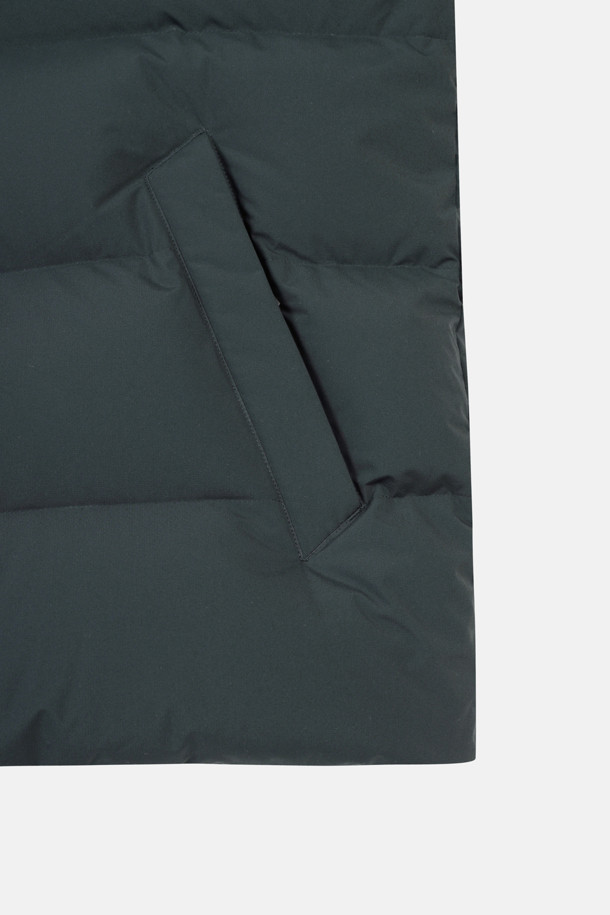 남성 퀼팅 다운 재킷은 겨울철 야외 활동을 위한 완벽한 선택입니다. 방풍 기능과 뛰어난 보온성으로 쾌적함을 유지하며, 가볍고 활동적인 경량 디자인을 자랑합니다. 등산, 캠핑, 여행 등 다양한 TPO에 활용 가능하며, 캐주얼, 고프코어, 미니멀 스타일을 모두 소화합니다. 탈부착 후드와 친환경 리사이클 소재를 사용하여 실용성과 지속 가능성을 더했습니다. 레귤러핏으로 편안한 착용감을 제공하며, 퀼팅 패턴이 돋보이는 디자인입니다.
