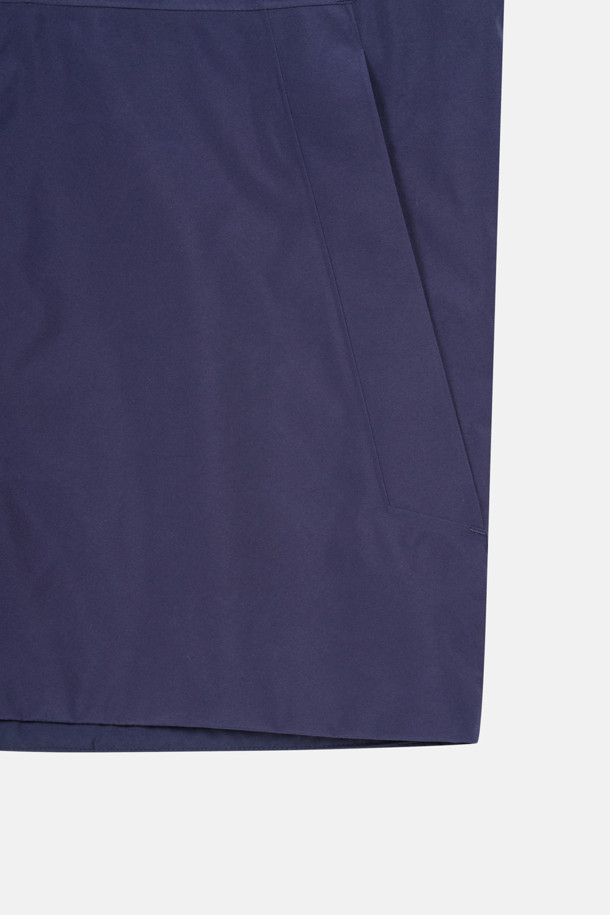 남성 고어텍스 2L 방수 재킷은 가을, 겨울철 하이킹, 여행, 캠핑 등 다양한 활동에 적합한 방수 재킷입니다. 네이비 컬러의 무지 디자인으로 스포티하고 미니멀한 스타일을 연출하며, 레귤러 핏으로 편안하게 착용 가능합니다. 고어텍스 소재를 사용하여 방수 및 투습 기능이 뛰어나 쾌적함을 유지하며, 후드 탈부착, 사이즈 조절 스트링, 밑단 스트링, 가슴 및 사이드 포켓 등 다양한 기능과 디테일로 실용성을 더했습니다. 얇은 두께감으로 활동성을 높였으며, 긴 소매 기장과 지퍼형 여밈 방식으로 간편하게 착용할 수 있습니다.
