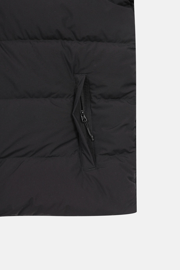 **여성 퀼팅 다운**

겨울 하이킹과 캐주얼 스타일을 위한 여성 퀼팅 다운입니다. 방풍, 보온, 경량 기능을 갖춘 이 아우터는 재활용 다운 충전재와 폴리에스터, 나일론 혼방의 친환경 소재로 제작되었습니다. 미디엄 기장의 레귤러핏으로, 후드 탈부착 및 조절이 가능하며 웰딩 기법으로 마감되었습니다. 긴 소매 퀼팅 디자인이 돋보이는 고프코어 및 미니멀 스타일의 겨울 필수템입니다. 등산룩, 여행룩, 캠핑룩 등 다양한 TPO에 활용 가능합니다.
