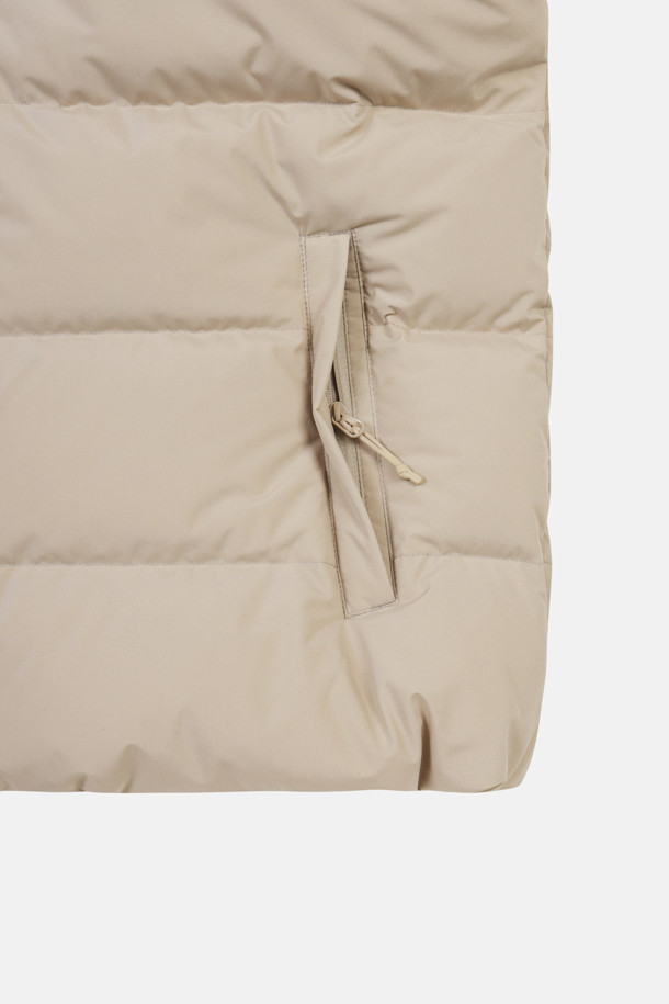 여성 퀼팅 다운은 겨울철 하이킹, 캠핑, 여행 등 다양한 야외 활동에 적합한 방풍, 보온 기능의 여성용 아우터입니다. 캐주얼, 고프코어, 미니멀 스타일을 추구하는 여성들을 위해 디자인되었으며, 무지 패턴에 레귤러핏으로 편안한 착용감을 제공합니다. 두꺼운 두께감과 긴 소매 기장으로 추운 날씨에도 따뜻함을 유지하며, 후드 탈부착이 가능하여 상황에 맞게 스타일을 연출할 수 있습니다. 폴리에스터, 나일론, 다운 소재를 사용하여 가볍고 활동성이 뛰어나며, 친환경 소재를 사용하여 환경까지 생각했습니다. 
