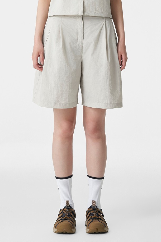 여성 데이팩 버뮤다 투턱 쇼츠_BEIGE-a