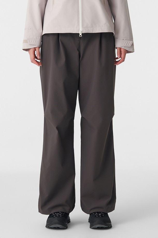 여성 루즈핏 벨티드 원턱 팬츠_BROWN-a