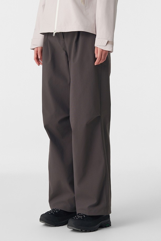 코오롱스포츠-의류 하의-여성 루즈핏 벨티드 원턱 팬츠