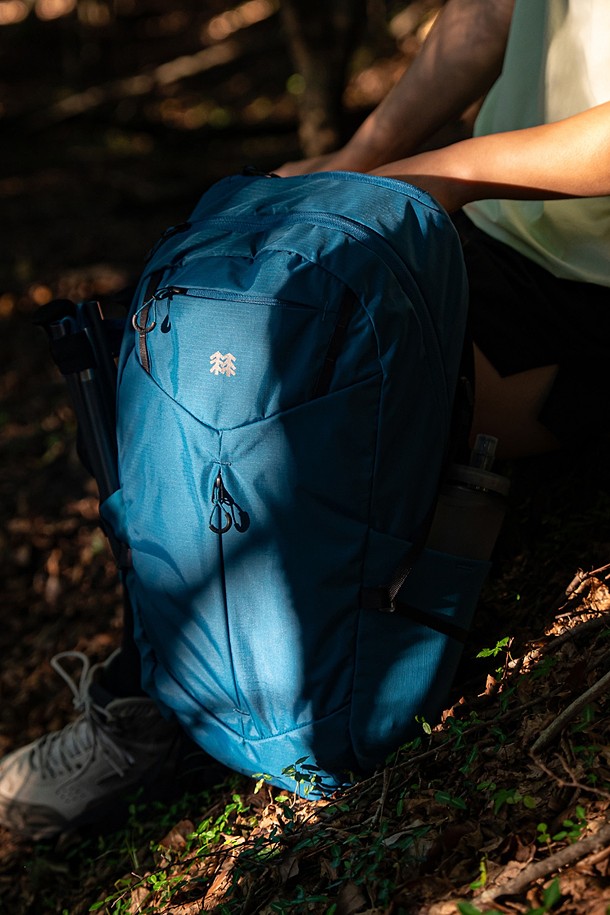 남녀공용 티어드롭형 AXIOM 백팩 20L_BLUE-a