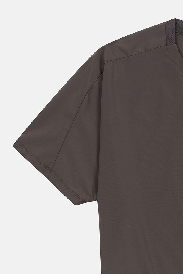 코오롱스포츠-의류 상의-여성 솔라이트 UV 우븐 포켓 라운드넥 반팔 티셔츠