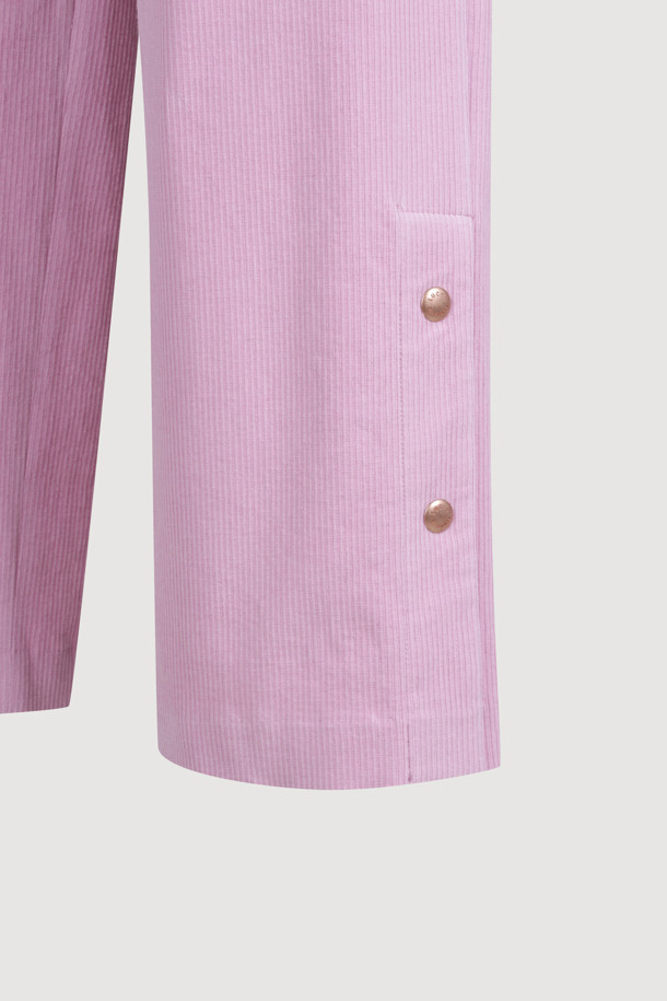 부드러운 코듀로이 소재의 여성용 핑크색 코듀로이 팬츠입니다. 허리 밴딩으로 편안하게 착용 가능하며, 넉넉한 와이드 핏과 루즈핏으로 캐주얼한 스타일을 연출합니다. 양옆 포켓과 힙 포켓, 밑단 스냅 버튼 슬릿 디테일이 특징입니다. 가을, 겨울에 동네 마실룩, 가을 나들이룩, 겨울 데일리룩 등 다양한 TPO에 활용하기 좋습니다. 미니멀, 클래식 스타일을 즐겨 입는 여성분들께 추천합니다.
