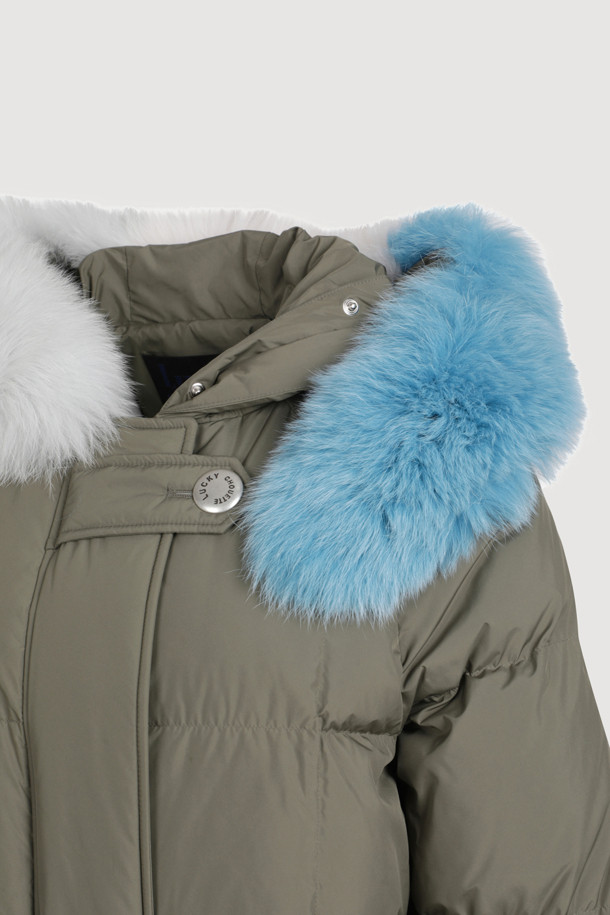 폭스 퍼 롱 다운 점퍼는 추운 겨울, 데일리룩에 캐주얼, 미니멀, 클래식한 스타일을 더해줄 여성용 아우터입니다. 부드러운 촉감의 나일론 소재와 두꺼운 두께감으로 보온성을 높였으며, 허리 스트링과 리브 소맷단으로 사이즈 조절이 가능합니다. 후드 퍼 트리밍, 다운 충전재, 이중 여밈, 사이드 포켓 등 다양한 디테일이 돋보이며, 긴 소매와 롱 기장으로 더욱 따뜻하게 착용할 수 있습니다. 지퍼와 스냅 버튼으로 간편하게 여닫을 수 있으며, 안감 또한 다운으로 처리하여 포근함을 더했습니다.
