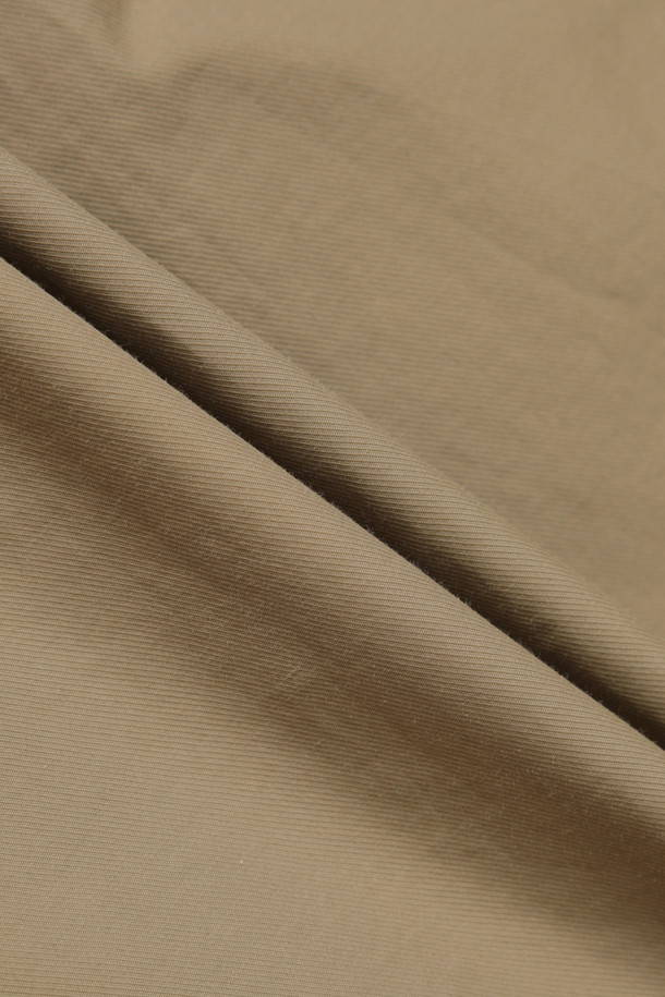 라쿤퍼 구스다운 점퍼는 겨울철 여성의 따뜻하고 스타일리시한 데일리룩을 완성해 줄 아우터입니다. 카키와 핑크 두 가지 색상으로 출시되었으며, 캐주얼, 미니멀, 클래식한 스타일을 연출하기 좋습니다. 롱 기장의 무지 디자인에 후드/허리 스트링, 양옆 포켓, 라쿤퍼 탈부착 기능이 있어 실용적입니다. 구스다운 충전재와 두꺼운 두께감으로 보온성이 뛰어나며, 가볍게 착용할 수 있습니다. 추운 겨울 산책이나 여행 시에도 편안하게 입을 수 있는 필수템입니다.
