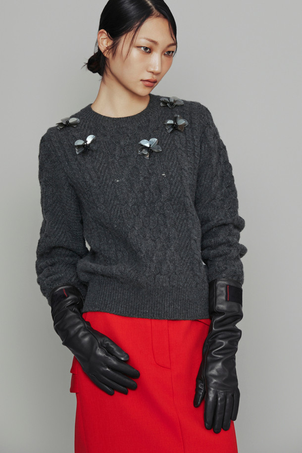 LUCKY CHOUETTE - 스웨터 - [Atelier] Cable Flower Detail Knit Pullover (dark grey)