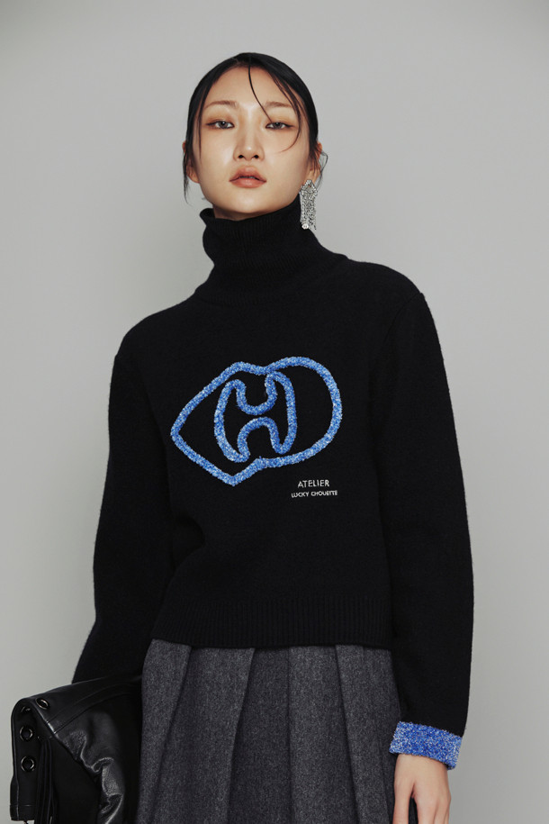 LUCKY CHOUETTE - 스웨터 - [Atelier] Big Emblem Point Turtle Neck Knit Pullover (black)