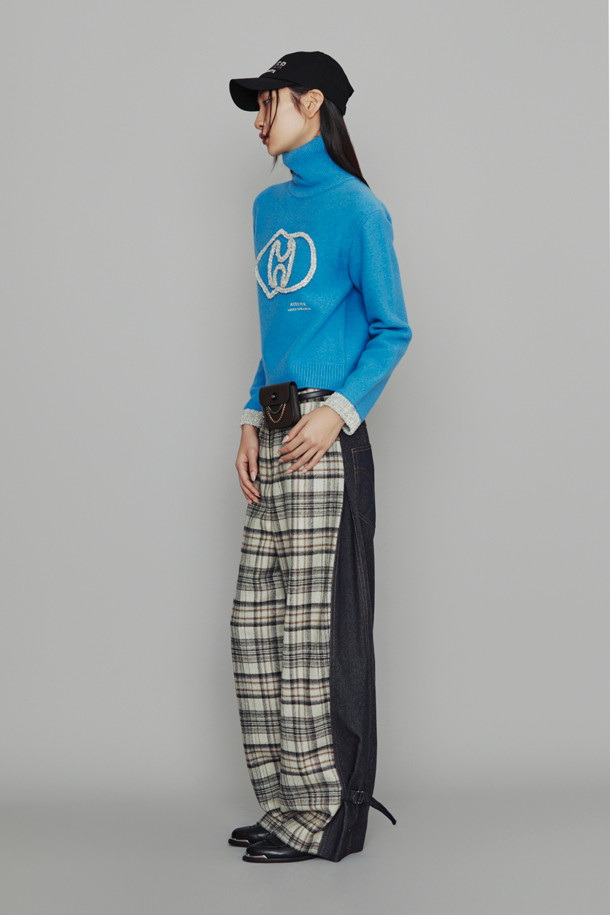 LUCKY CHOUETTE - 스웨터 - [Atelier] Big Emblem Point Turtle Neck Knit Pullover (blue)