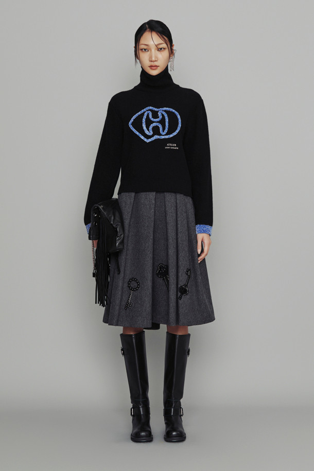 LUCKY CHOUETTE - 스웨터 - [Atelier] Big Emblem Point Turtle Neck Knit Pullover (black)