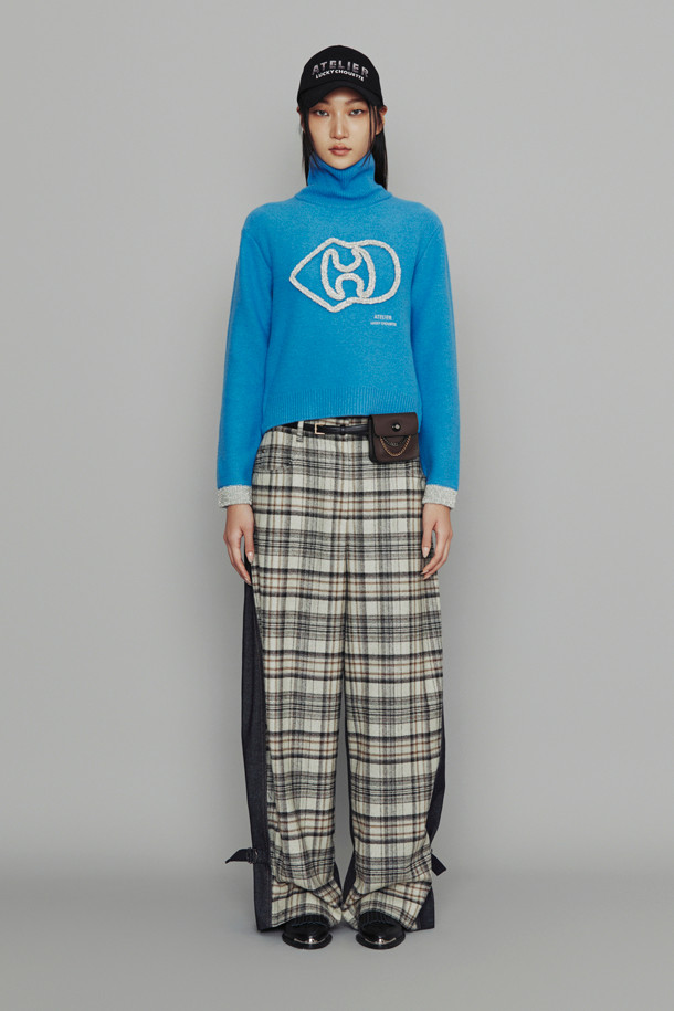 LUCKY CHOUETTE - 스웨터 - [Atelier] Big Emblem Point Turtle Neck Knit Pullover (blue)