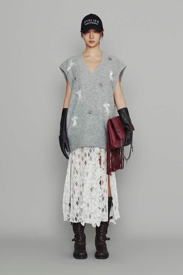 LUCKY CHOUETTE - 베스트 - [Atelier] Flower Decorated V-neck Knit Vest (melange grey)