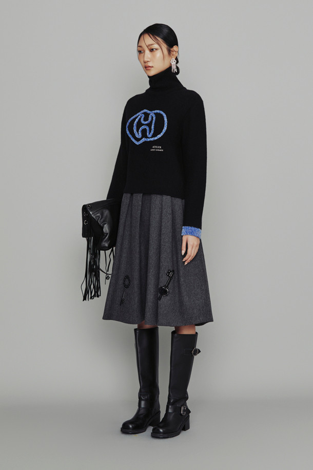 LUCKY CHOUETTE - 스웨터 - [Atelier] Big Emblem Point Turtle Neck Knit Pullover (black)