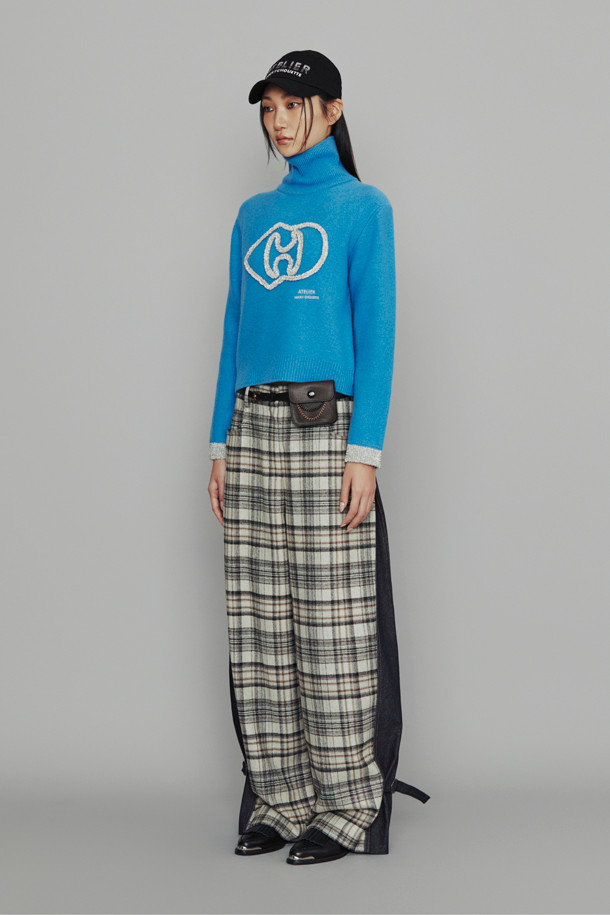 LUCKY CHOUETTE - 스웨터 - [Atelier] Big Emblem Point Turtle Neck Knit Pullover (blue)