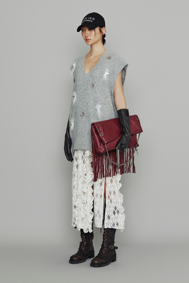 LUCKY CHOUETTE - 베스트 - [Atelier] Flower Decorated V-neck Knit Vest (melange grey)