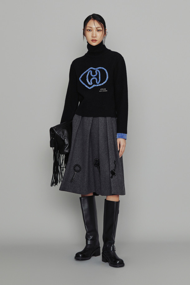 LUCKY CHOUETTE - 스웨터 - [Atelier] Big Emblem Point Turtle Neck Knit Pullover (black)